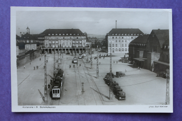 Ansichtskarte AK  Karlsruhe 1942 Bahnhofsplatz Strassenbahn Oldtimer Bahnhof